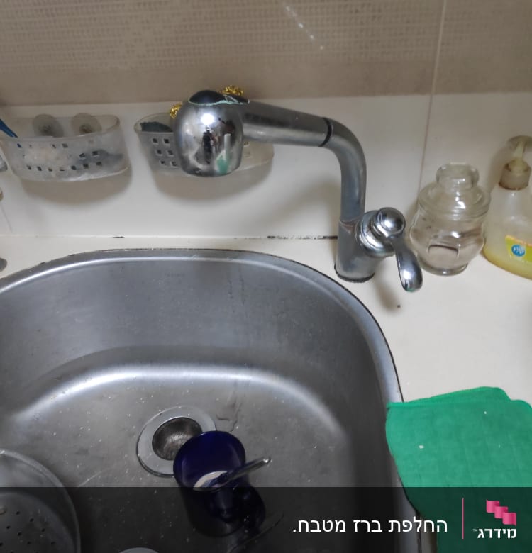 ברז מטבח עם כיור נירוסטה וכוסות